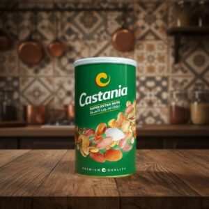 Tarro verde Castania Super Extra Nuts premium mix de frutos secos sobre mesa de madera rústica en cocina.