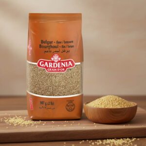 paquete de Bulgur Fino Integral Gardenia Grain D'Or 907g, Bourghoul fin brun, trigo partido para Tabulé, grano integral oscuro en cuenco de madera