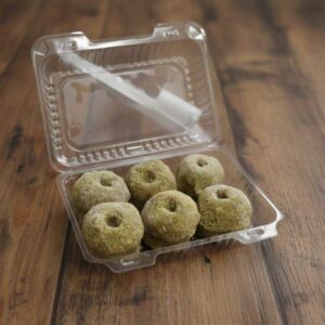 Doce (12) unidades de falafel crudo y congelado en bandeja para venta online, listo para cocinar.