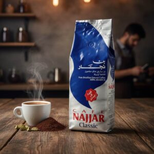 paquete Café Najjar Classic 100% Arábica brasileño, café molido fino, taza de café humeante en mesa madera, granos de cardamomo, barista fondo
