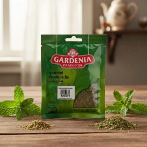 Paquete de Menta Seca (Spearmint) Gardenia Grain D'Or de 20g, hierba en hojuelas verdes sobre hojas verdes.