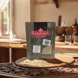 Paquete de Pimienta Blanca Molida (White Pepper Ground) Gardenia Grain D'Or de 50g, polvo blanco/gris claro sobre granos de pimienta.