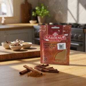 Paquete de Canela Molida (Cinnamon Ground) Gardenia Grain D'Or de 50g, con polvo marrón y ramas de canela en primer plano.