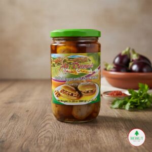 Tarro de vidrio de Makdus Al Dayaa (Berenjena rellena en aceite 660g) con tapa verde, rodeado de berenjenas frescas y perejil.