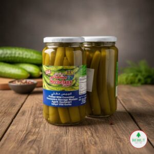 frascos de Pepino Silvestre Encurtido Mechelany (Pickled Wild Cucumber) en mesa de madera, con pepinos frescos y especias.