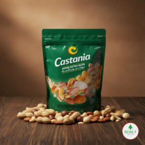 Bolsa verde resellable de Castania Super Extra Nuts sobre mesa de madera, con frutos secos sueltos alrededor.