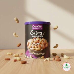 Envase cilíndrico de frutos secos mixtos Crunchy Nuts Extra, fondo oscuro, frutos secos surtidos cayendo.