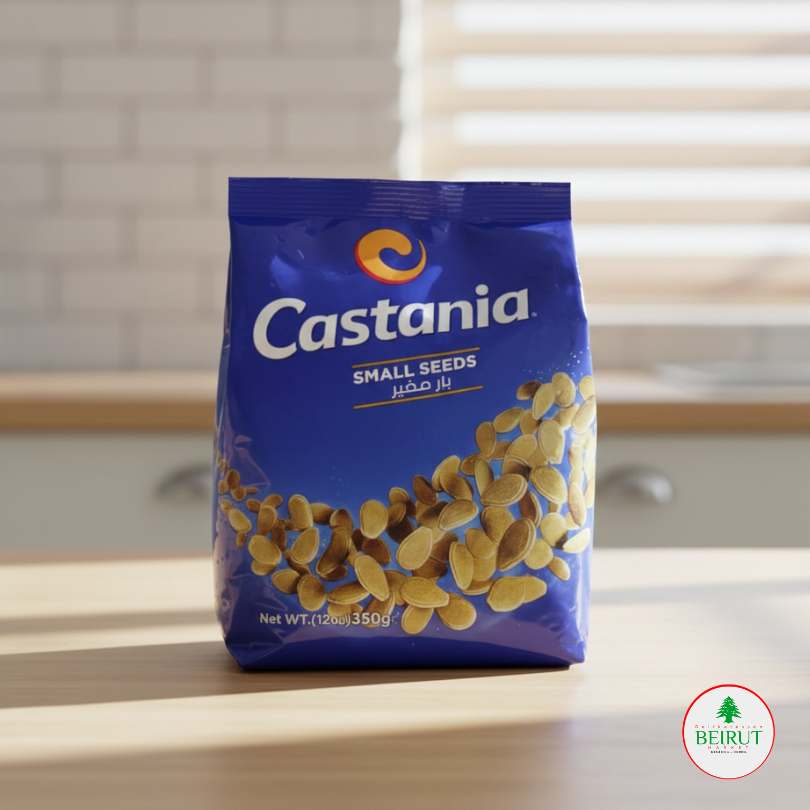 Bolsa azul de Semillas Castania (Small Seeds) 350g sobre mesa de madera en cocina. Semillas de calabaza tostadas.