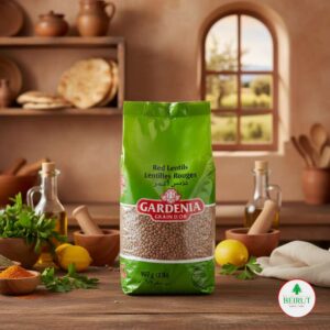 Lentejas Rojas Gardenia Grain d'Or, ubicado en el centro de una mesa de madera rústica. El fondo es una cocina cálida de estilo mediterráneo con paredes de adobe