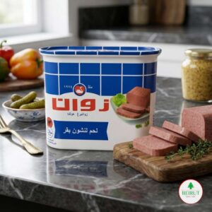 Lata de Zwan Beef Luncheon Meat jamón de res enlatado con rodajas sobre tabla de cocina.