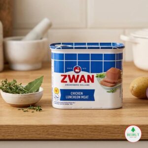 Lata de Zwan Chicken Luncheon Meat jamón de pollo enlatado sobre tabla de cocina