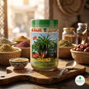 Frasco de Tahina Al Nakhil de 454 gramos sobre una tabla de madera, rodeado de cuencos con especias y dátiles en un ambiente rústico de mercado.