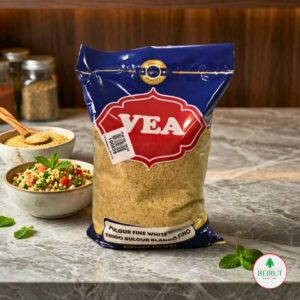 Empaque azul y rojo de Trigo Bulgur Blanco Fino marca VEA. Al lado, se observa un tazón con ensalada Tabbouleh fresca y hojas de menta
