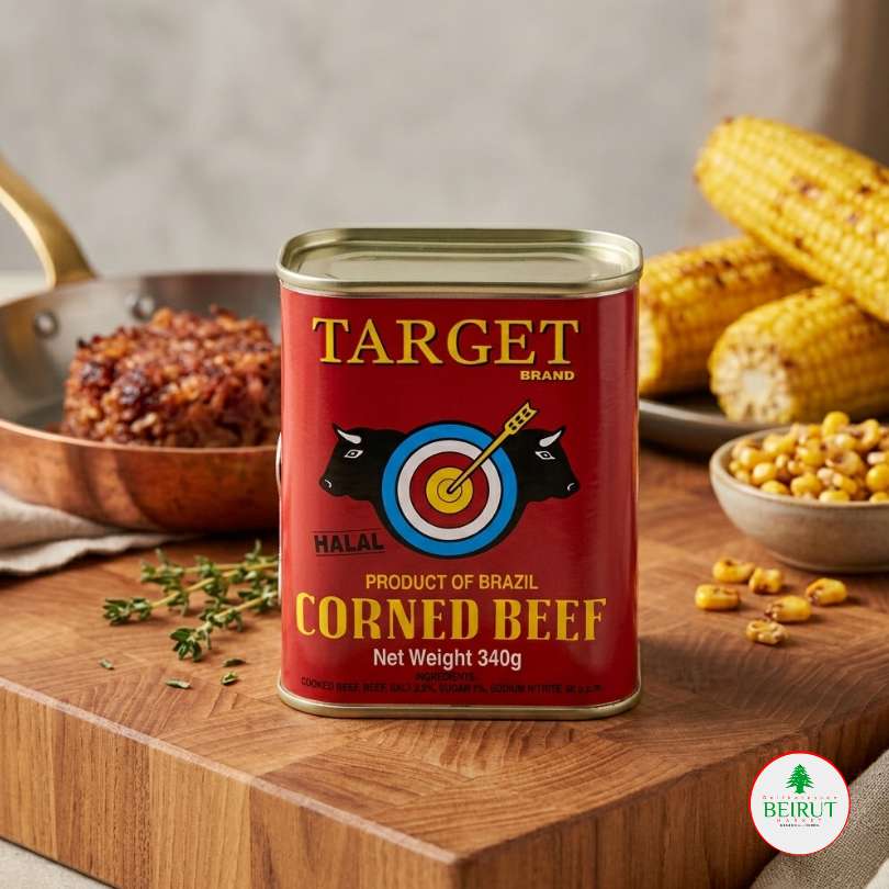 ata roja de Corned Beef marca Target (340g) con certificación Halal, colocada sobre una tabla de madera gruesa.
