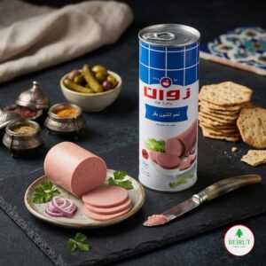 Una lata de carne de res Zwan Luncheon Meat junto a una porción del producto rebanada en un plato con cebolla morada y perejil.