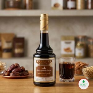 Botella de cristal de 600 ml de Jarabe Jallab Kassatly Chtaura con etiqueta dorada y marrón, sobre una mesa de madera.