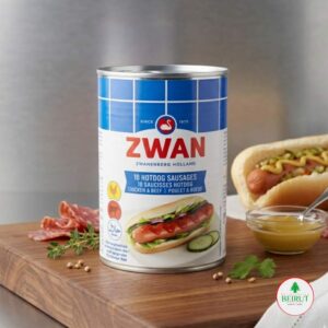 Lata de salchichas Hot Dog Zwan de 10 unidades (Chicken & Beef) sobre una tabla de madera rústica.