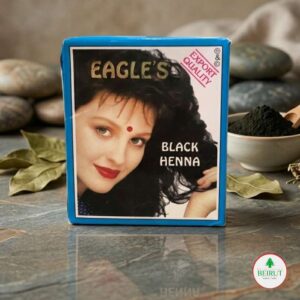 Caja de tinte Eagle's Black Henna con imagen de mujer de cabello negro, junto a un cuenco con polvo de henna natural y aceites esenciales sobre una superficie de piedra.