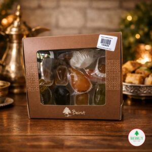 Caja de cartón marrón de Beirut Market con ventana transparente que muestra un surtido de frutas cristalizadas artesanales
