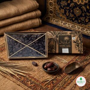 Caja de dátiles naturales Al Zawak abierta sobre un tapete artesanal, con dátiles sueltos en un cuenco y elementos decorativos orientales.