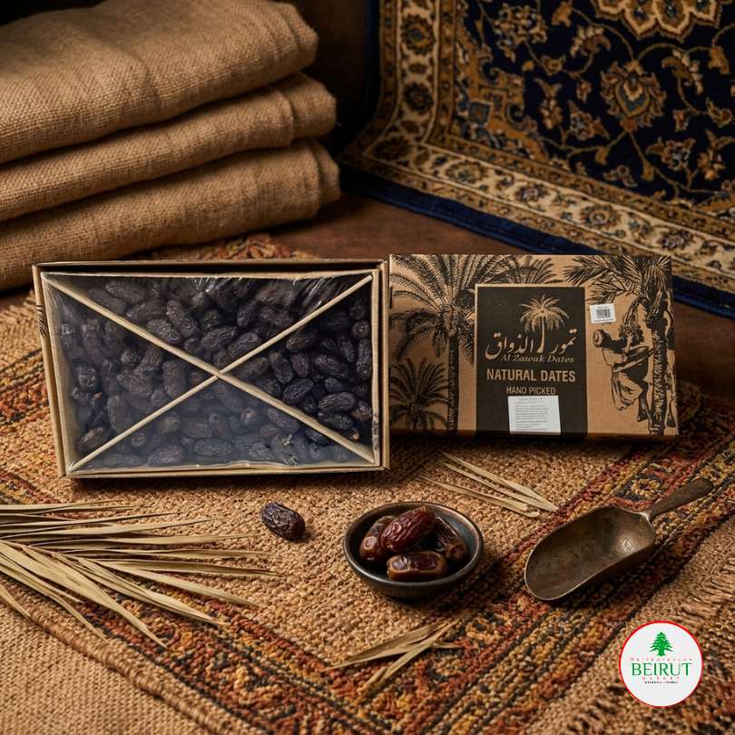 Caja de dátiles naturales Al Zawak abierta sobre un tapete artesanal, con dátiles sueltos en un cuenco y elementos decorativos orientales.