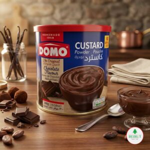 Se trata de una imagen publicitaria de un tarro de polvo para preparar natillas (custard) de la marca libanesa Domo. El empaque es cilíndrico, predominantemente azul y rojo, con una capacidad de 300g.