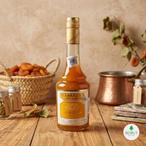 Botella de cristal de jarabe de albaricoque Kassatly Chtaura sobre mesa de madera junto a una cesta de albaricoques secos y especias.