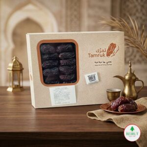 Caja de dátiles premium marca Tamruk de Beirut Market, mostrada junto a un cuenco de miel y dátiles frescos sobre un individual de mimbre en un ambiente cálido.